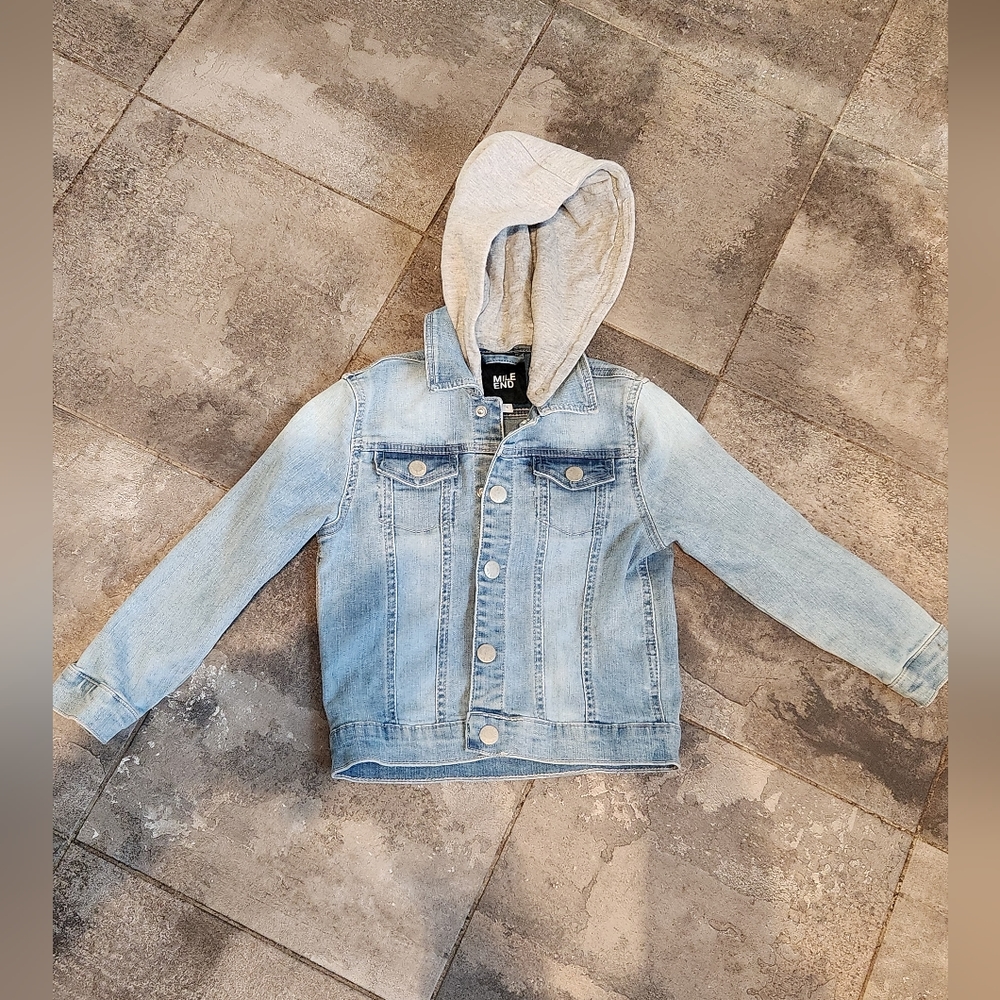 Jean jacket with removable hood. 5T